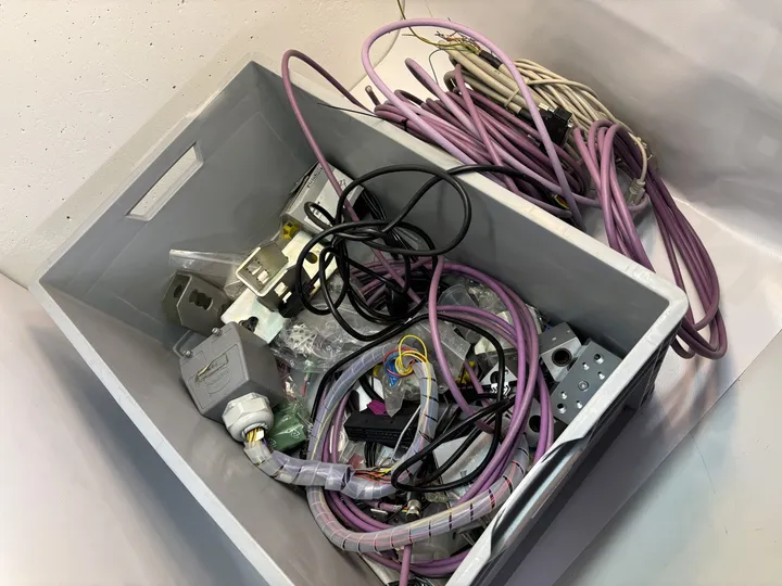 Konvolut Elektromaterial – Kabel, Halter etc.